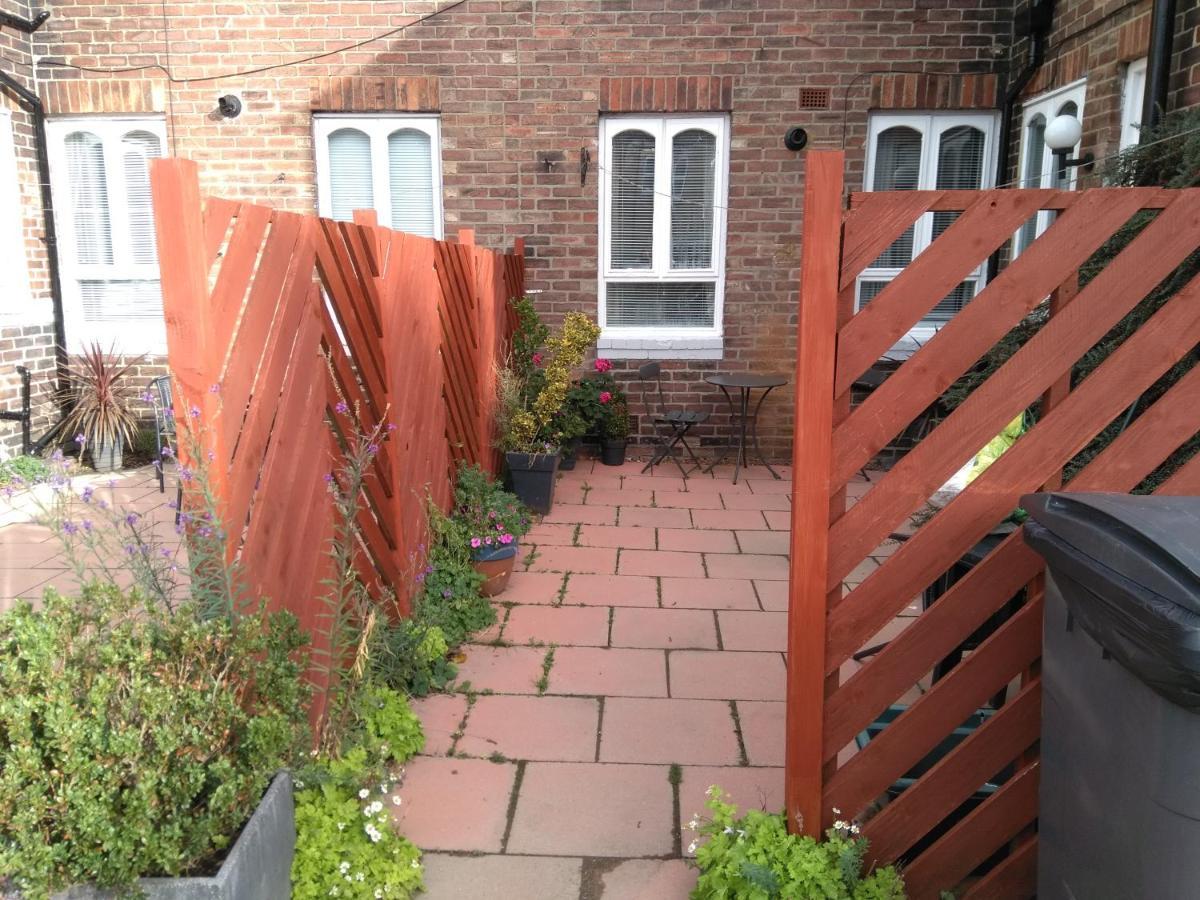 Apartment With Outside Patio And Car Space Durham Bagian luar foto